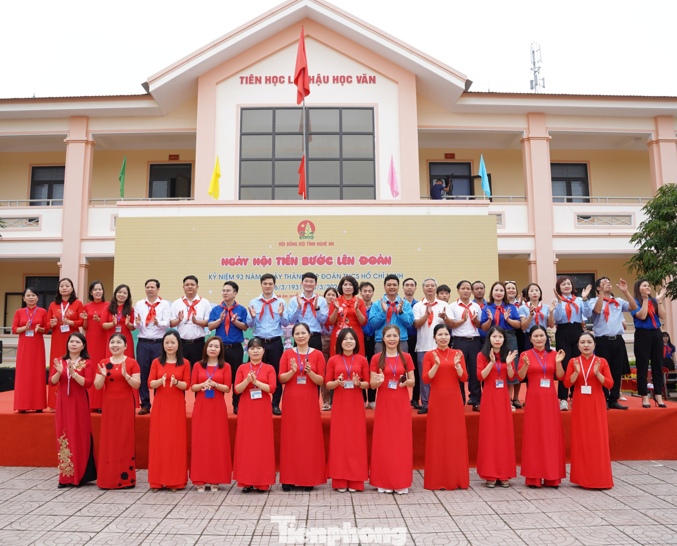 Các đại biểu chụp hình lưu niệm tại chương trình. Các đại biểu chụp hình lưu niệm tại chương trình.