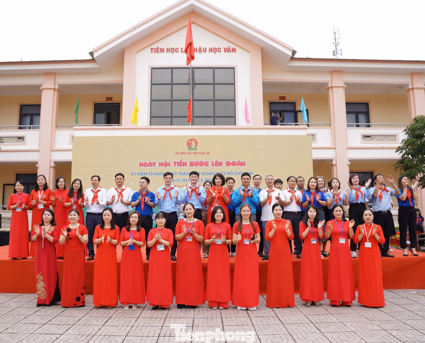 Các đại biểu chụp hình lưu niệm tại chương trình.