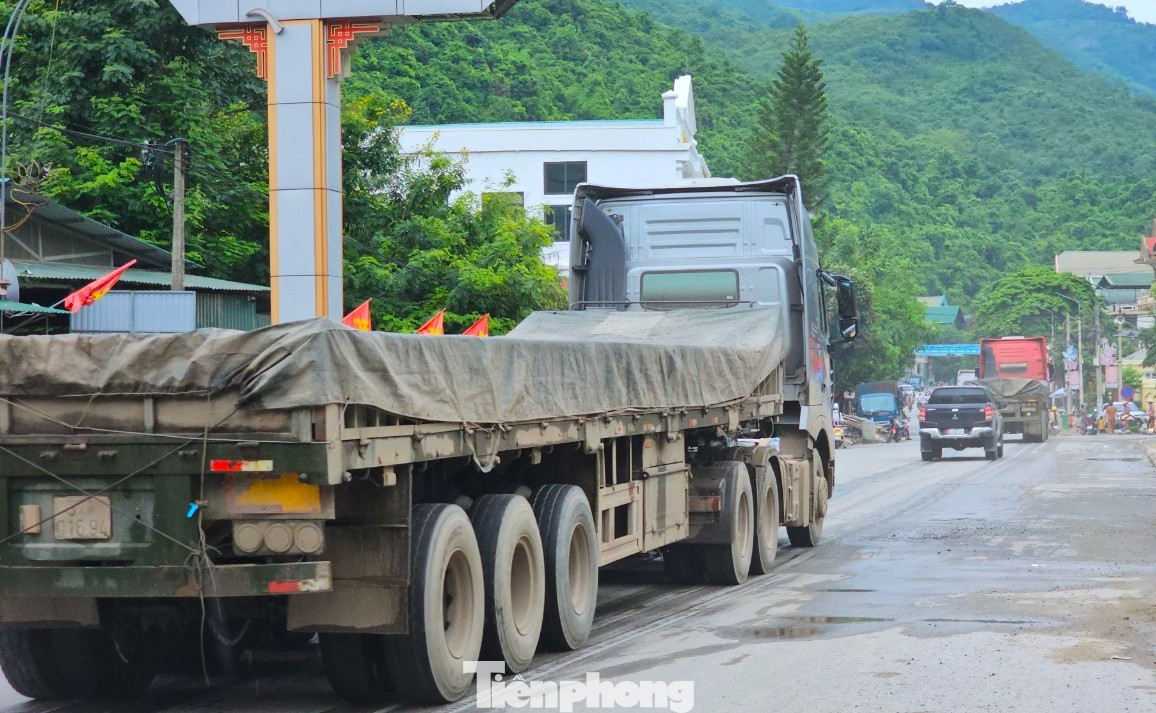 Ông Lang Thanh Lương - Bí thư xã Nậm Cắn (Kỳ Sơn, Nghệ An) cho biết, có thời điểm dàn xe chở quặng dừng đỗ kéo dài 3 - 5km để chờ làm thủ tục thông quan. Lòng đường quốc lộ 7 hẹp, việc xe đầu kéo dừng quá nhiều trên đường khiến việc đi lại của người dân gặp nhiều khó khăn. “Đã có nhiều vụ tai nạn xảy ra. Có trường hợp xe chở quặng lao vào nhà người dân. Có trường hợp dừng bên đường, người đi xe máy lao vào dẫn đến tử vong. Có trường hợp không vào được nhà vì xe chở quặng dừng chắn luôn lối vào”, ông Lương nói.