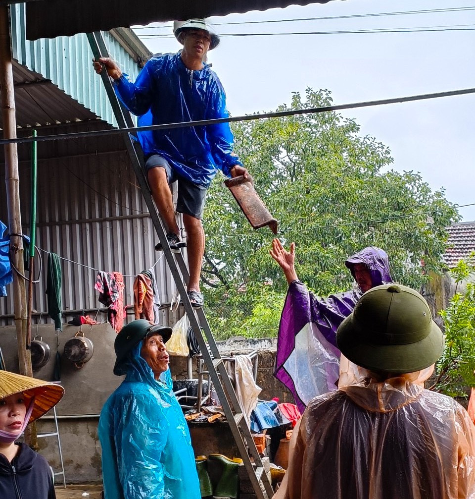 Những căn nhà bị hư hỏng mái ngói, mái tôn được hỗ trợ sửa chữa.