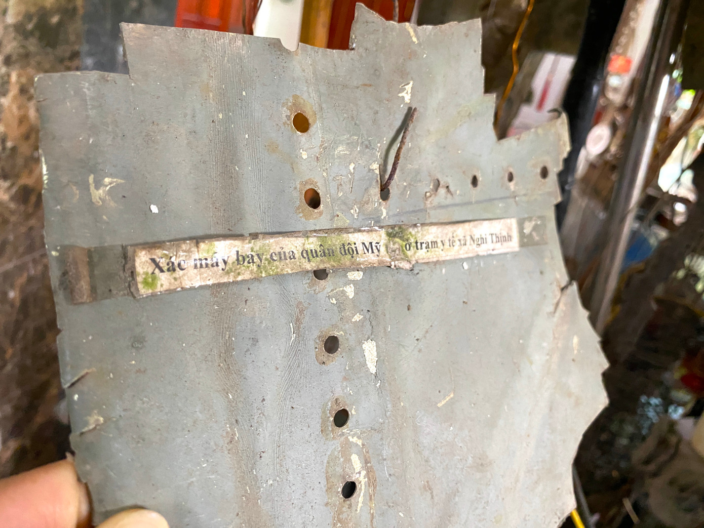 Cánh cửa kính và một phần xác máy bay của quân đội Mỹ bị quân dân ta bắn rơi ở trạm y tế xã Nghi Thịnh (Nghi Lộc, Nghệ An) mà ông Hoan may mắn sưu tầm được.