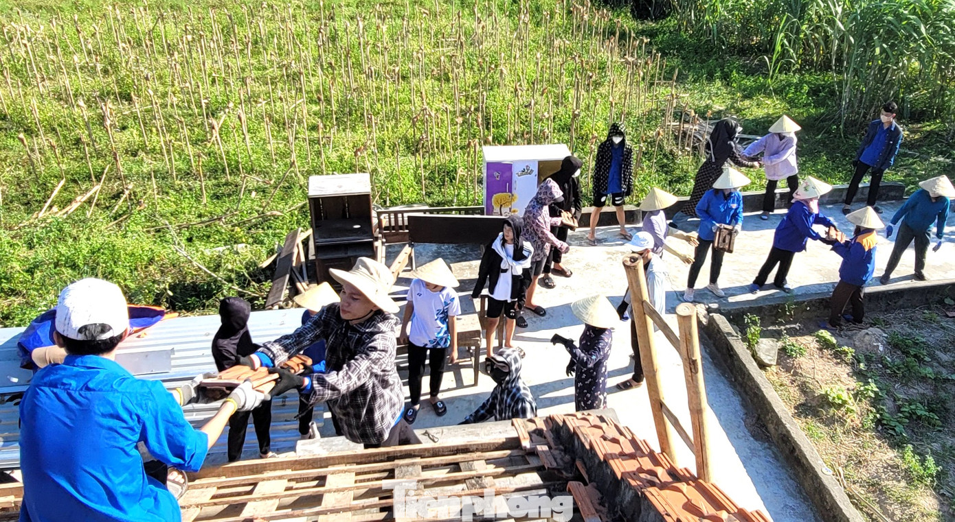 Dù thời tiết nắng nóng vất vả, lực lượng đoàn thanh niên vẫn hăng hái, nhiệt tình hỗ trợ người dân tháo dỡ tài sản, di dời nhà cửa đến nơi ở mới để bàn giao mặt bằng cho đơn vị thi công dự án.