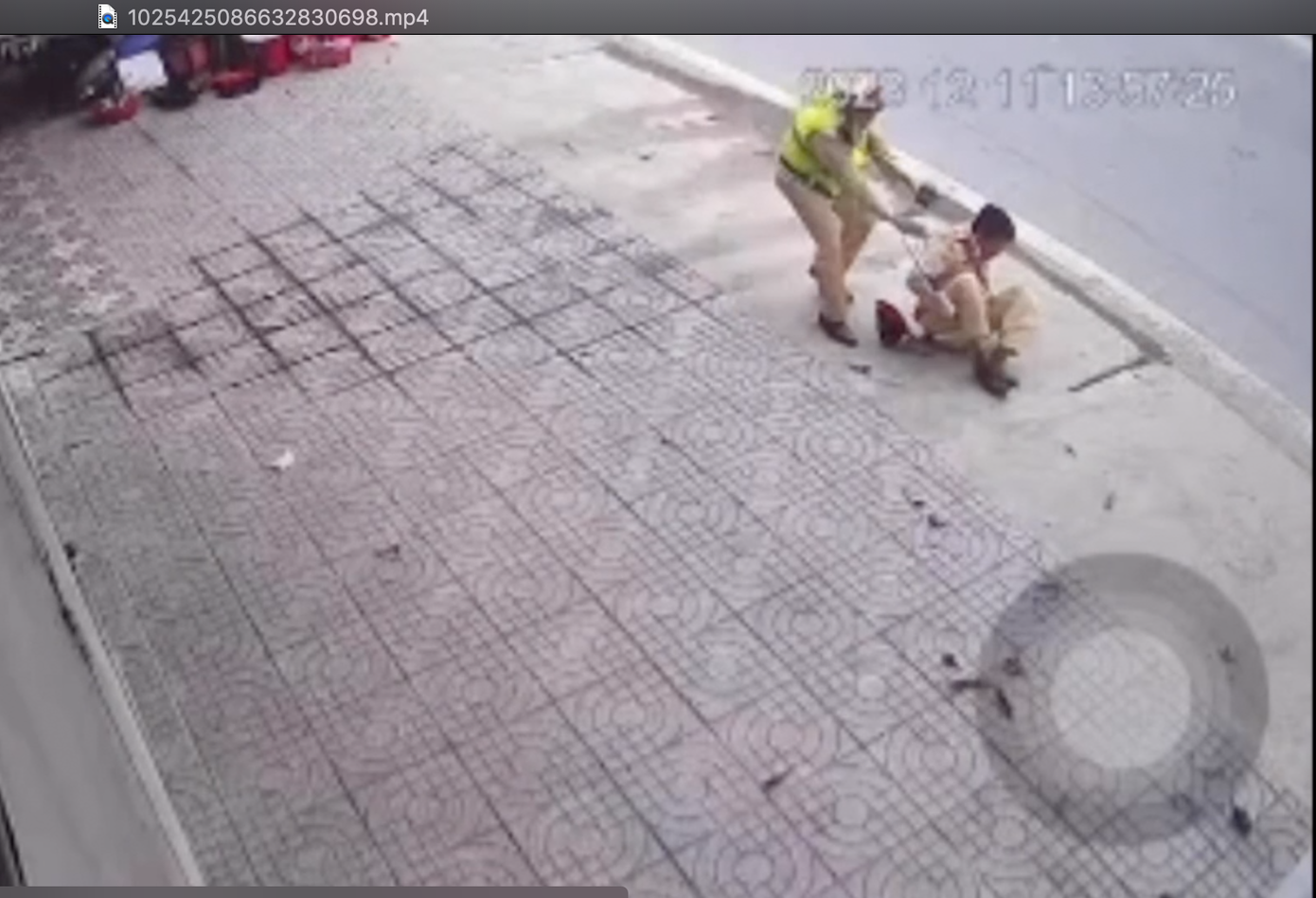 Thiếu tá C. bị thương nặng ở chân.