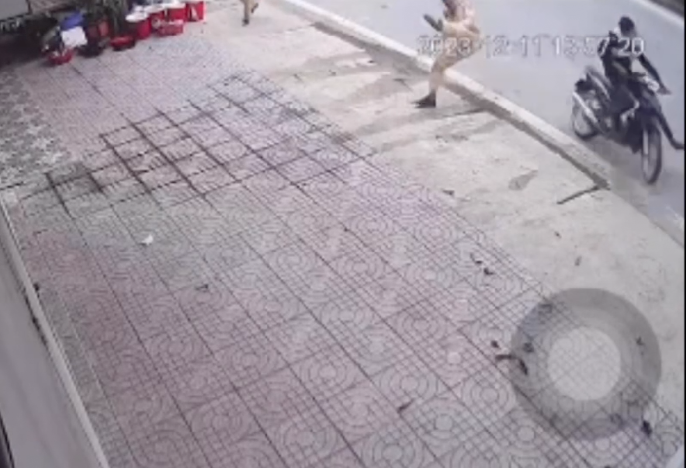 Thiếu tá Cảnh bị đối tượng Tô Bá Hoài Nam tông văng xuống đường, dẫn đến gãy chân. Thiếu tá Cảnh bị đối tượng Tô Bá Hoài Nam tông văng xuống đường, dẫn đến gãy chân.