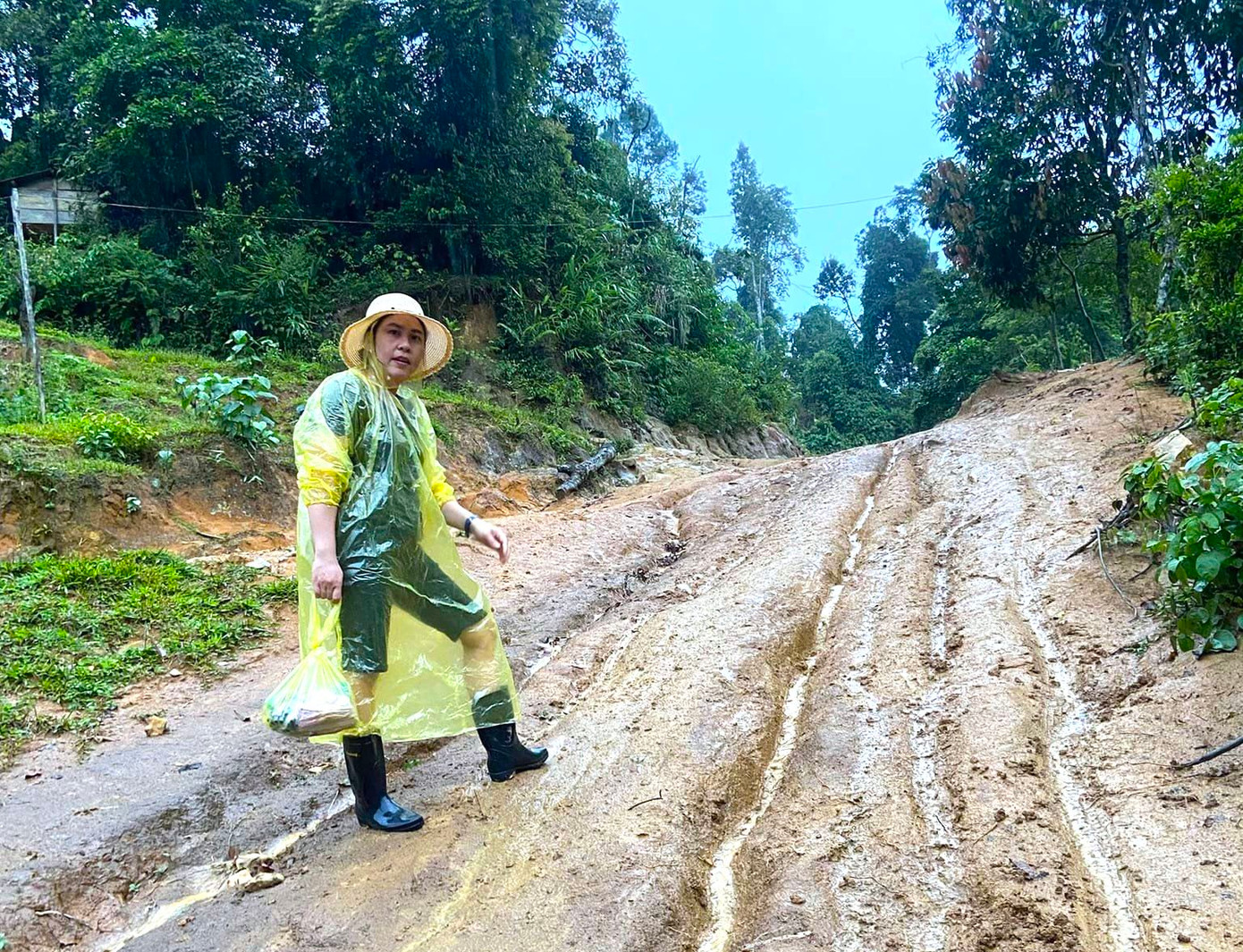 Cô Hoàng Thị Đài - Hiệu trưởng trường mầm non Tri Lễ (xã Tri Lễ) cho biết, bắt đầu từ ngày 1/8, trường đã cắt cử 14 giáo viên vào 5 điểm trường ở các bản của xã Tri Lễ vận động học sinh, phụ huynh cho con em đến trường đi học. "5 điểm trường Huồi Mới, Pà Khốm, Mường Lống, Huồi Xái, Nậm Tột là những điểm trường có 100% học sinh là con em đồng bào dân tộc Mông. Các giáo viên phải đến vận động phụ huynh cho các cháu từ 3-5 tuổi đến trường đi học", cô Đài nói.