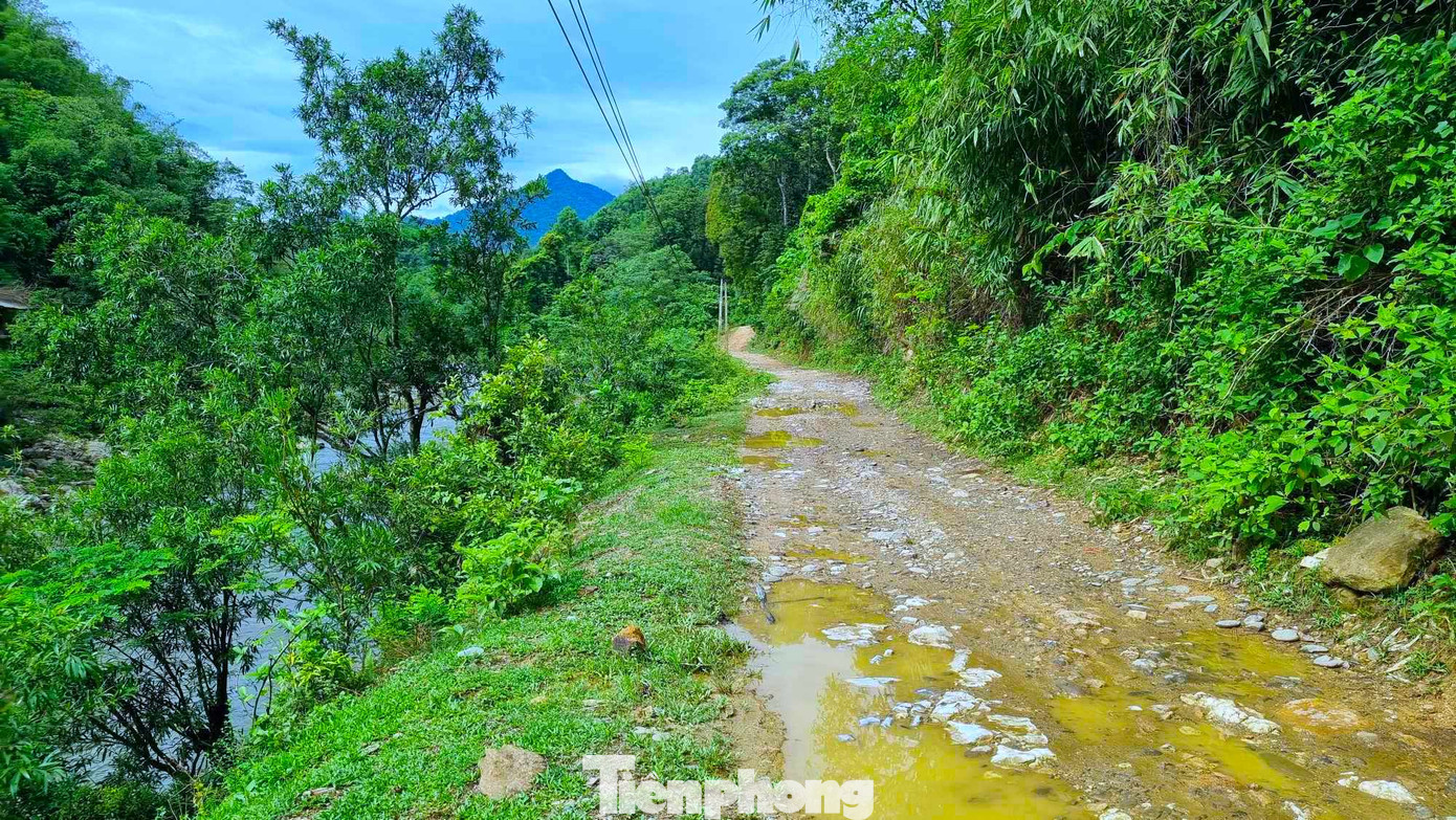 Dự án thủy điện dở dang kéo theo đó cuộc sống của người dân bị ảnh hưởng lớn. Đường đi vào các cụm dân cư xuống cấp nhưng chưa thể đầu tư.