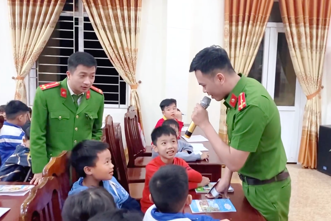 Lớp học đặc biệt được duy trì những ngày cuối tuần, thu hút nhiều em học sinh nhỏ tham gia.