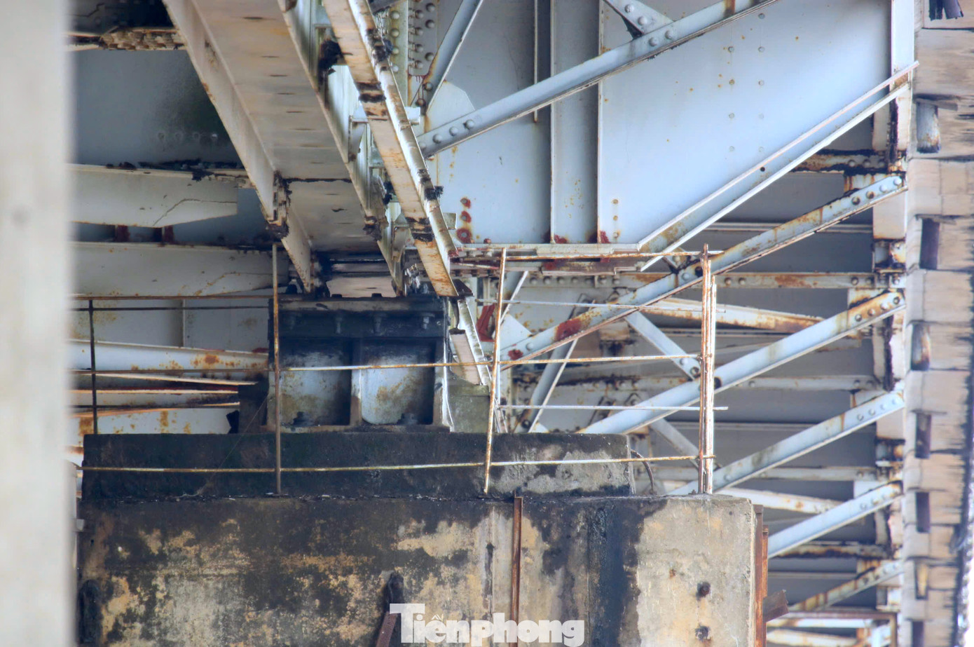 Giàn thép mặt dưới cầu Bến Thủy 1. Giàn thép mặt dưới cầu Bến Thủy 1.