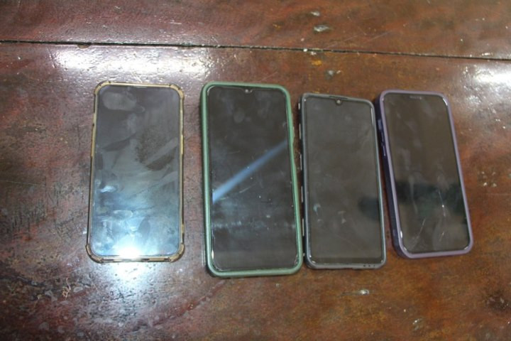 Điện thoại mà các đối tượng sử dụng mạng xã hội để nhận lô đề của khách chơi. Điện thoại mà các đối tượng sử dụng mạng xã hội để nhận lô đề của khách chơi.