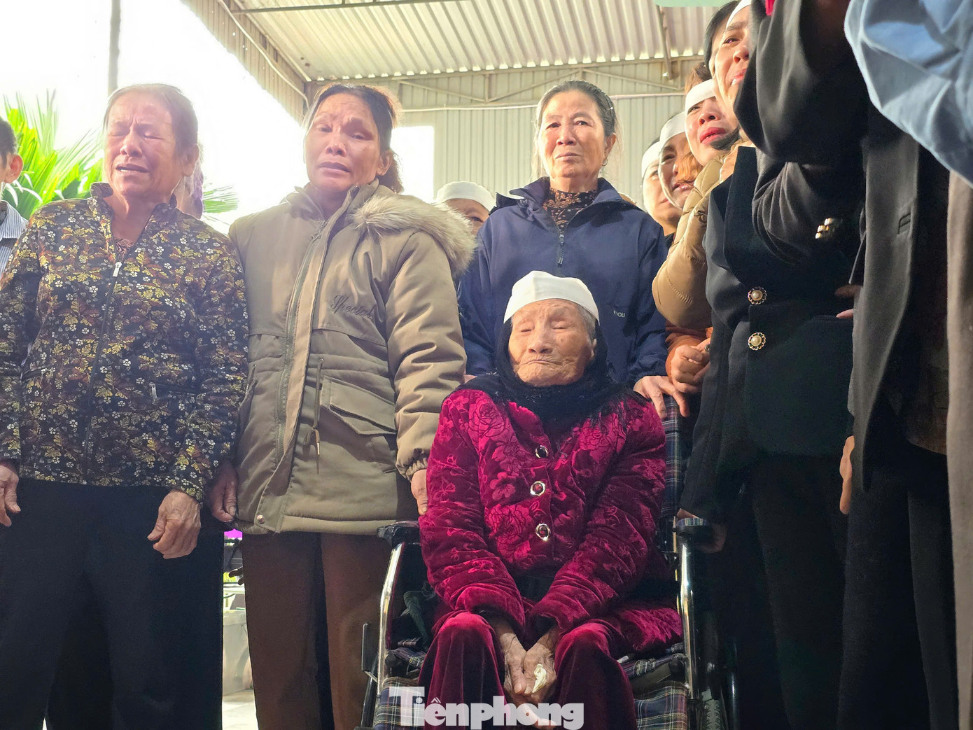 Nghe tin con trai trở về sau hơn nửa thế kỷ, cụ Phạm Thị Lài (104 tuổi, mẹ liệt sĩ Hòa) ngồi xe lăn ngóng đợi. Lo sợ cụ xúc động, người thân phải túc trực cạnh bên để an ủi, động viên.