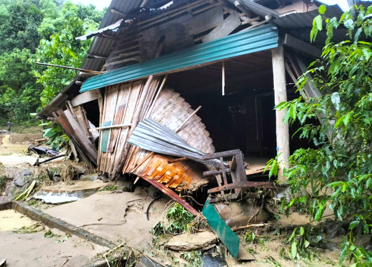 Thống kê ban đầu, xã Nhôn Mai có 11 nhà bị hư hỏng và cuốn trôi. Trong đó bản Thằm Thẩm có 3 nhà; bản Có Hạ có 4 nhà; bản Na Lật có 2 nhà. Ngoài ra, một số nhà bị ảnh hưởng do lũ quét. Tại xã Hữu Khuông có 3 nhà bị lũ cuốn trôi hoàn toàn, cụ thể, bản Tùng Hốc có 1 nhà và bản Huồi Pủng có 2 nhà.