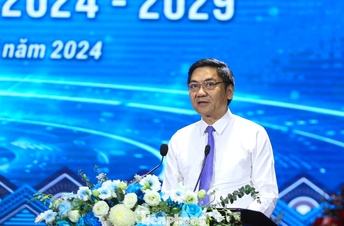 Ông Hoàng Nghĩa Hiếu - Phó Bí thư Tỉnh ủy Nghệ An phát biểu chỉ đạo Đại hội.