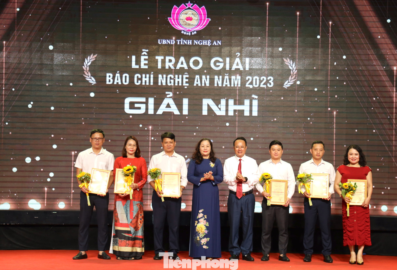 Các tác đạt giải Nhì Giải Báo chí tỉnh Nghệ An năm 2023 nhận Giấy chứng nhận và hoa.
