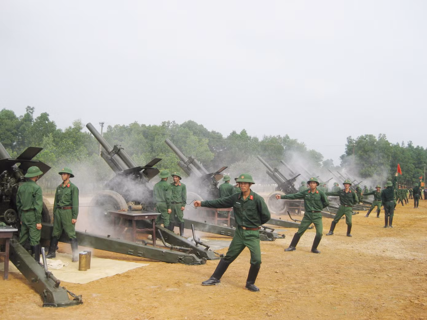 Bắn thử hạt lửa. Ảnh: Lưu Trinh