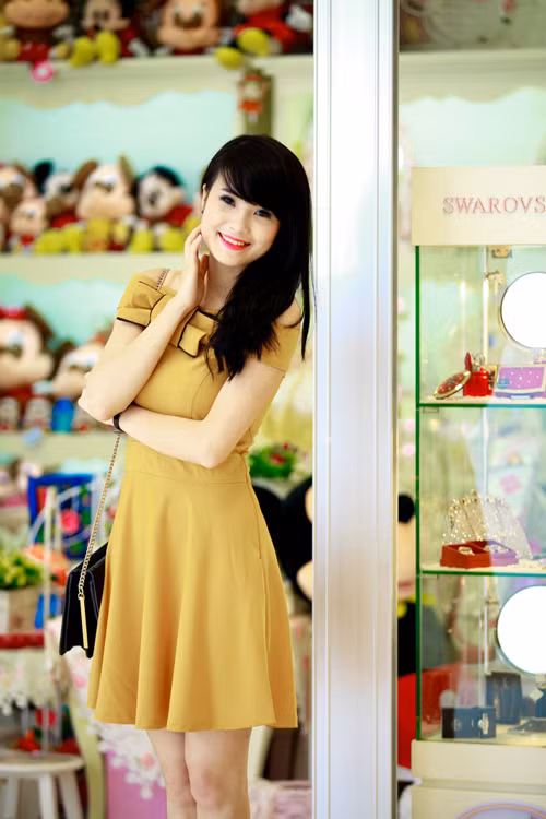 Duyên dáng trong chiếc váy vàng