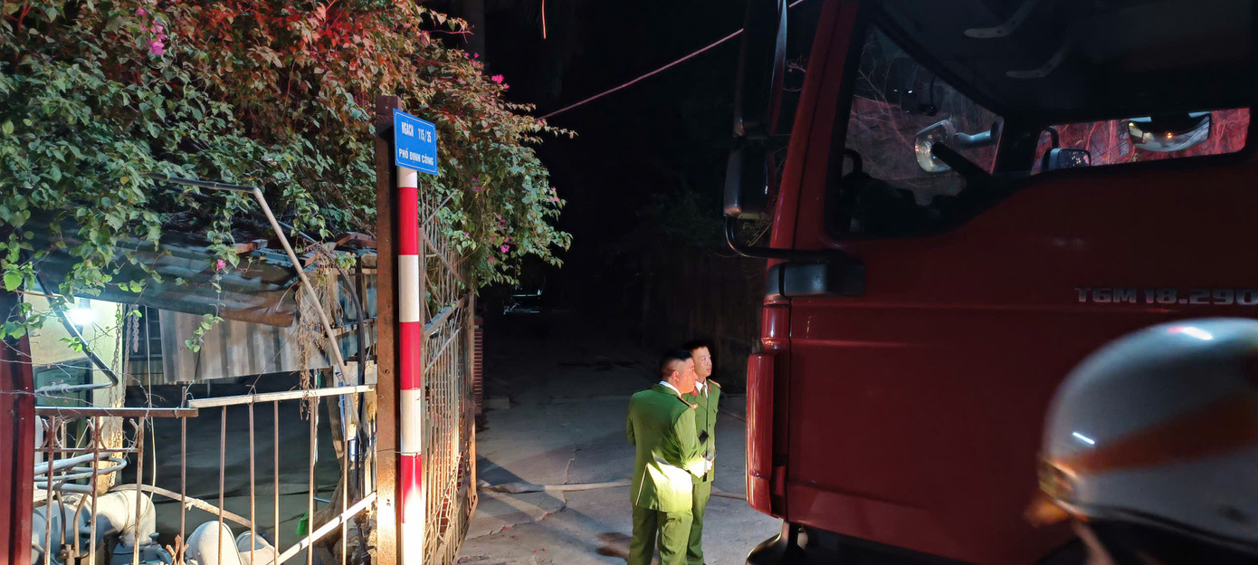 Lực lượng công an đã cấm toàn bộ lối vào ngách 115/3 phố Định Công. Ảnh: Huy Hoàng