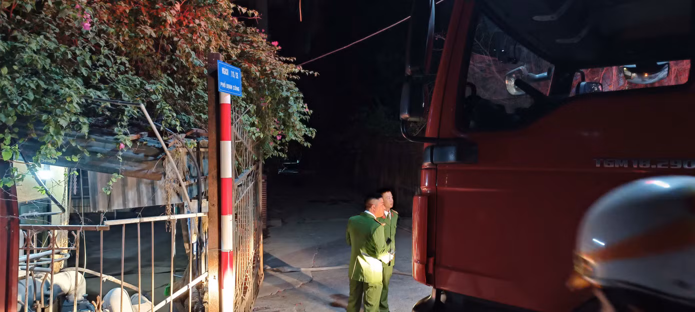 Lực lượng công an đã cấm toàn bộ lối vào ngách 115/3 phố Định Công. Ảnh: Huy Hoàng