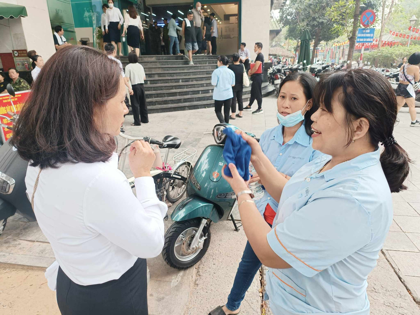 Theo cô Nga (ảnh phải) làm việc tại tòa nhà 41 Hai Bà Trưng, thời điểm xảy ra cháy khói bốc lên nghi ngút và bay vào trong tòa nhà, đặc biệt là lối cầu thang bộ. "Lúc đó mọi người hô hoán nhau chạy xuống bên dưới, tôi cùng mọi người cầm được cái giẻ lau bịt mũi, miệng để chạy xuống dưới" - cô Nga kể và cho biết lúc đó khói mù mịt không nhìn thấy đường.