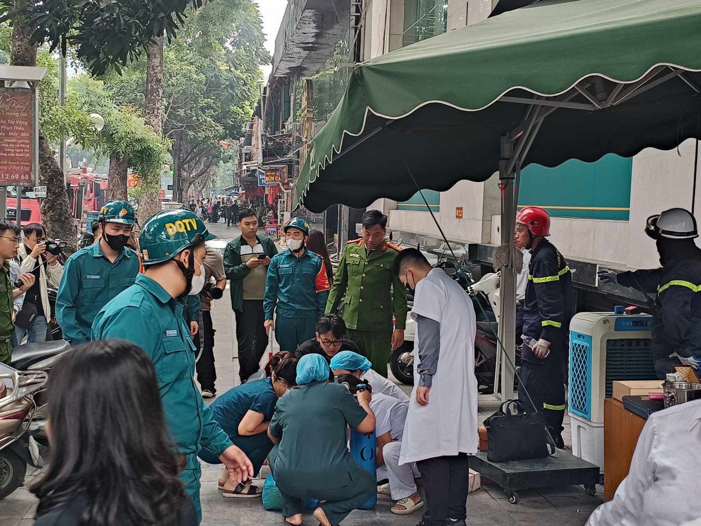 Theo người dân ở tòa nhà 41 Hai Bà Trưng khói độc khiến họ khó thở. Nhiều người bịt khăn chạy thang bộ từ tầng 11-12 tòa nhà 41 Hai Bà Trưng (ngay sát quán Titan xảy ra hỏa hoạn) xuống, thoát ra ngoài; một số người có biểu hiện choáng và cần hỗ trợ y tế.