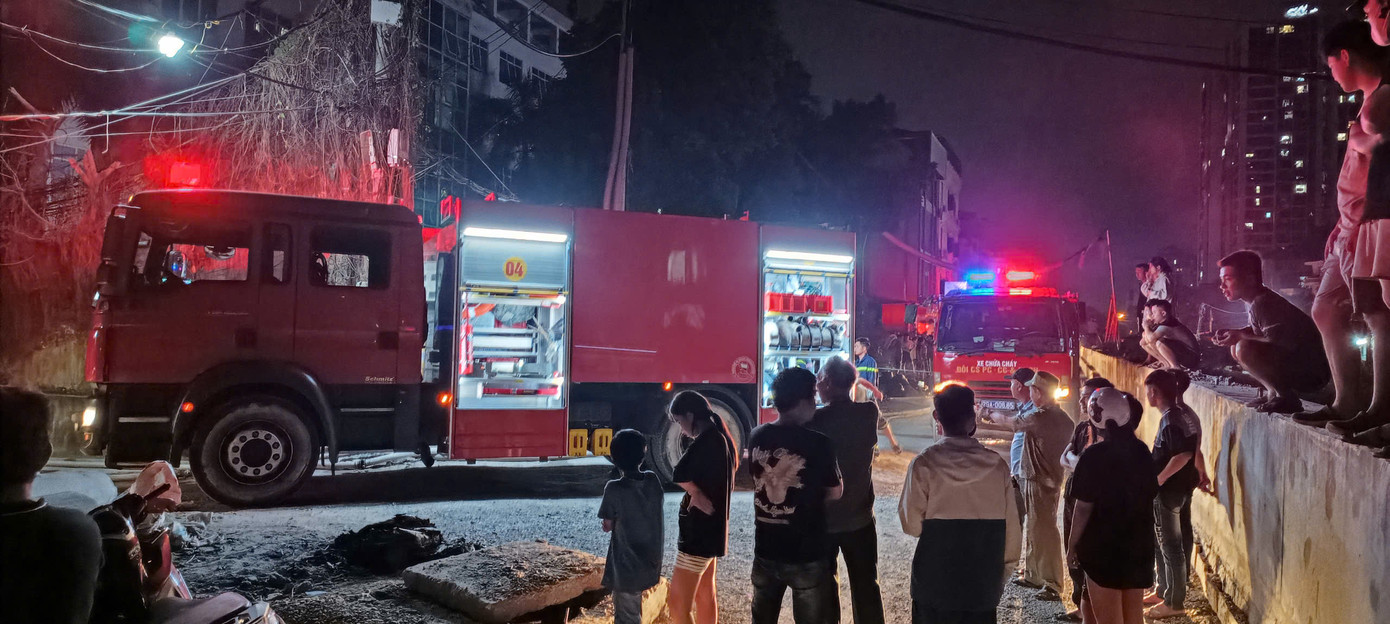 Rất đông người dân hiếu kỳ đứng theo dõi vụ việc. Ảnh Thanh Hà.