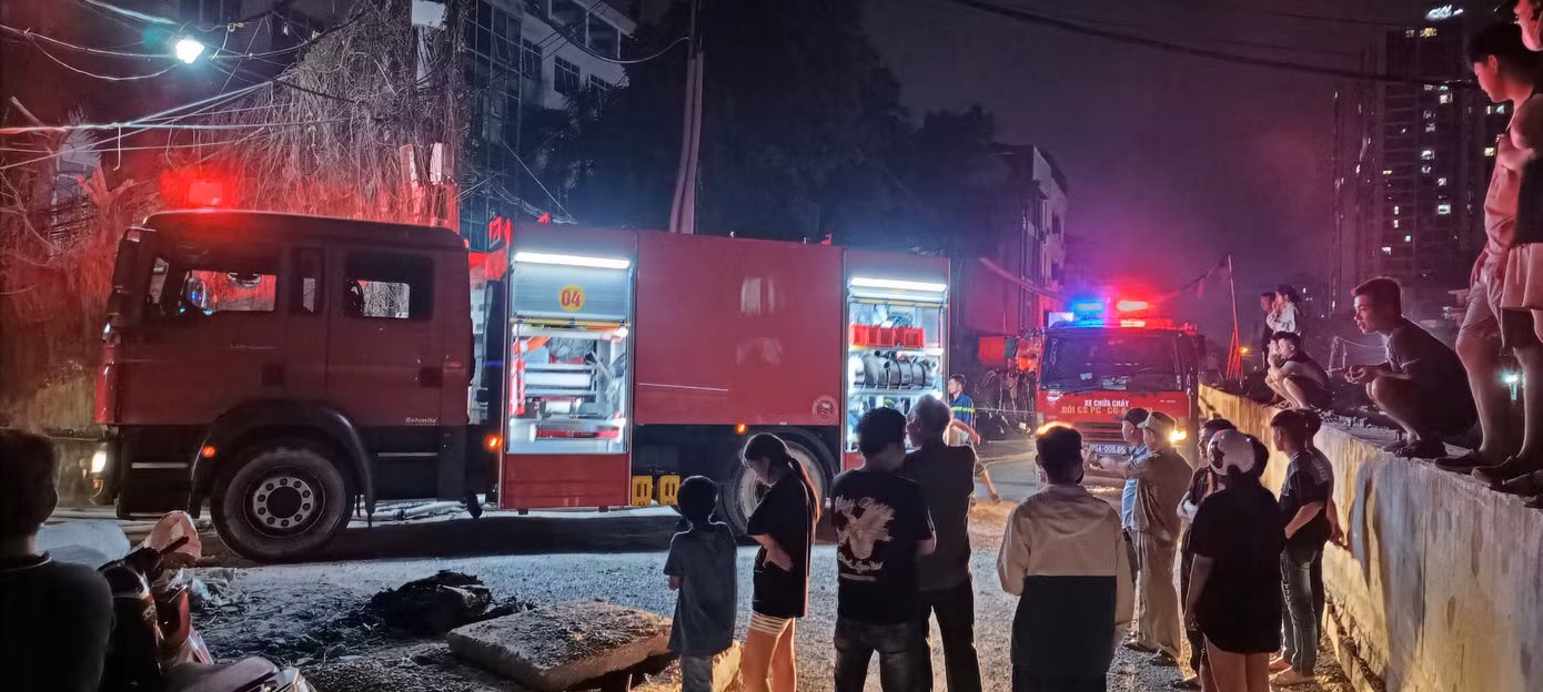 Rất đông người dân hiếu kỳ đứng theo dõi vụ việc. Ảnh Thanh Hà.