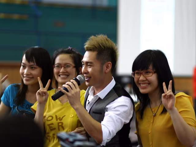 Các bạn nữ sinh còn chụp hình với nam ca sĩ này