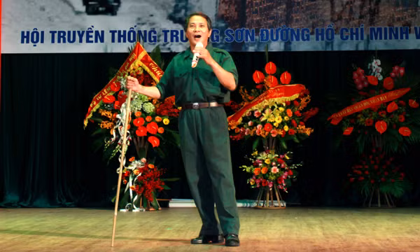 Chiếc gậy gắn liền với người lính Trường Sơn cũng được nhắc đến 