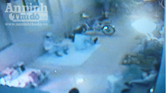 Nhóm côn đồ đến “đòi” nhà, ngồi nằm la liệt tại tầng 1 nhà chị L. (Ảnh trích từ video clip) . Nhóm côn đồ đến “đòi” nhà, ngồi nằm la liệt tại tầng 1 nhà chị L. (Ảnh trích từ video clip)