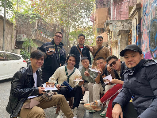 Dàn sao Hà Nội khoe thiệp cưới bên cạnh nhạc sĩ Nguyễn Đức Cường (bìa phải). Ảnh: FBNV.