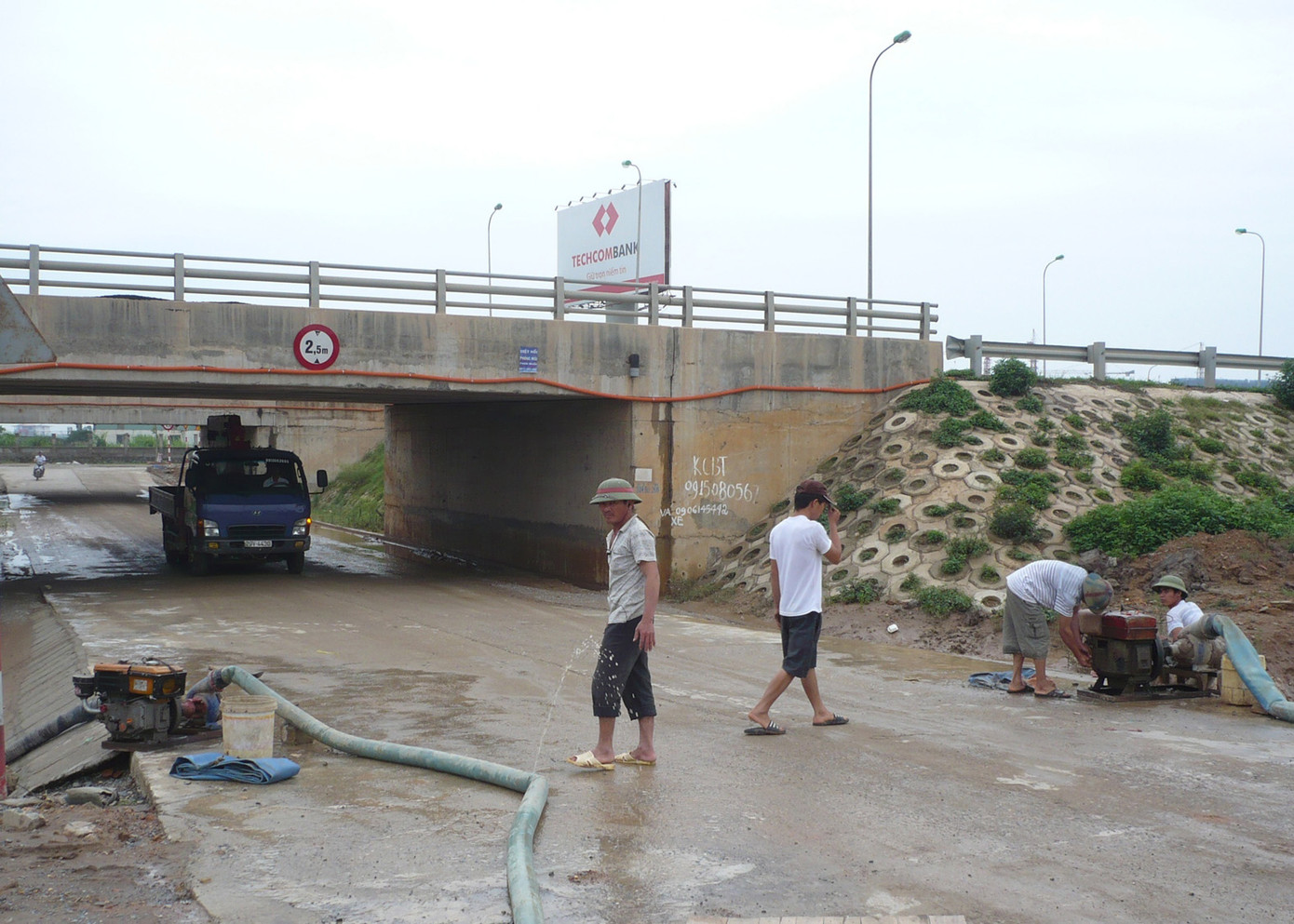Đường cao tốc Thăng Long nhiều ngày qua phải thoát nước bằng máy bơm nhỏ lẻ