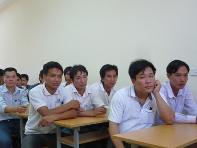 Lao động đăng ký đi Hàn Quốc trong lĩnh vực ngư nghiệp tham dự thi tiếng Hàn ngày 7-5 (Ảnh: Bảo Anh)