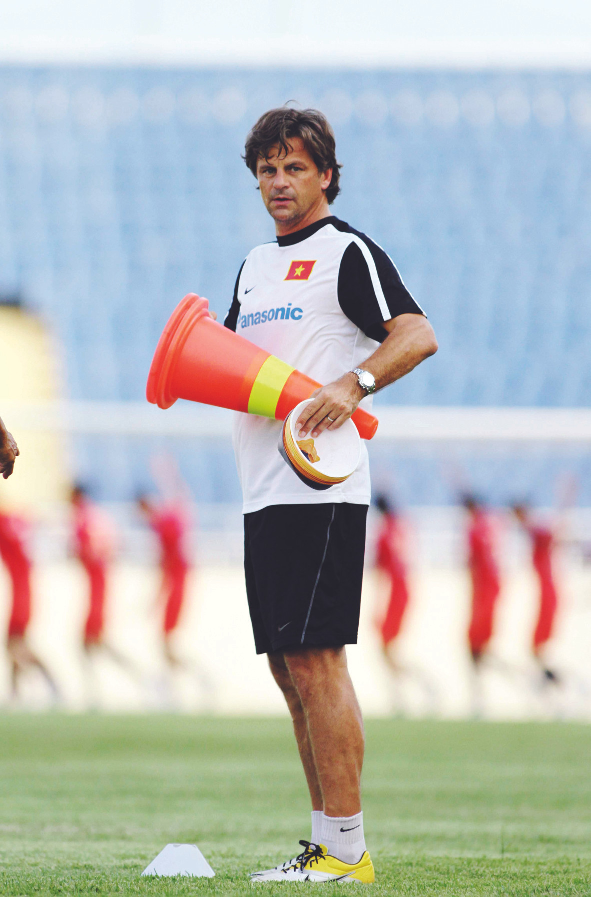 HLV Falko Goetz sẵn sàng cho những thay đổi chiến thuật. Ảnh: VSI