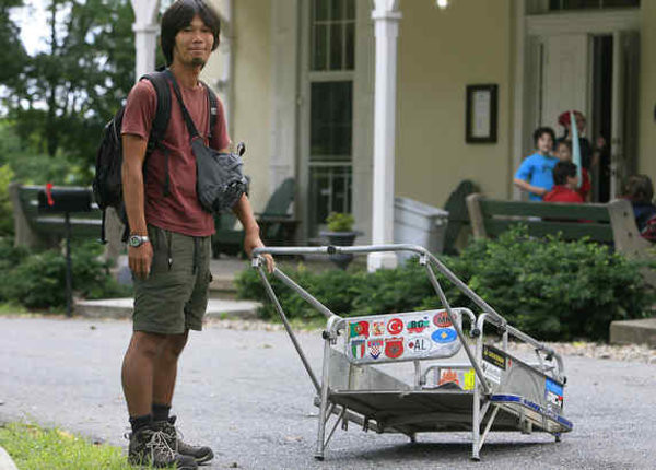 Masahito Yoshida đã dùng hết 7 đôi giày trong hành trình đi bộ vòng quanh thế giới suốt 4 năm rưỡi