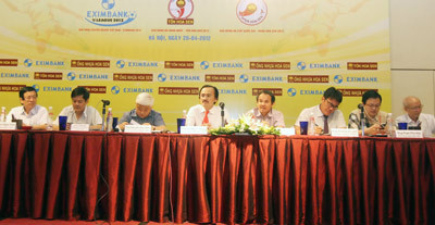 Ban tổ chức giải đang cố gắng lèo lái mùa bóng 2012 cập bến an toàn. Ảnh: Bách Nhật. Ban tổ chức giải đang cố gắng lèo lái mùa bóng 2012 cập bến an toàn. Ảnh: Bách Nhật