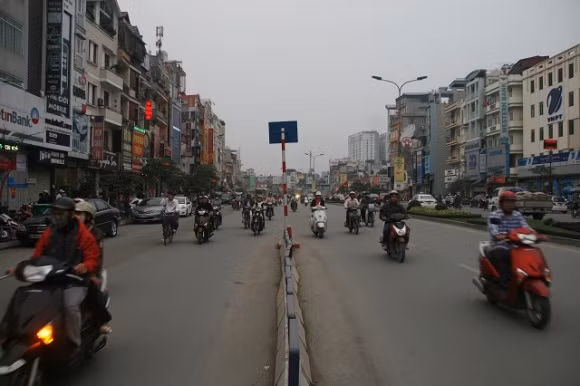 Xe máy đi sang làn ô tô là hiện tượng phổ biến hiện nay.