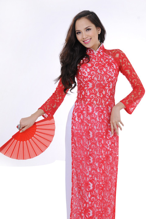 Hoa hậu Thế giới người Việt diện chiếc áo dài đỏ rực trên chất liệu ren quyến rũ
