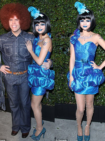 Phù thủy nhỏ Selena Gomez bên chủ nhân bữa tiệc - blogger Perez Hilton