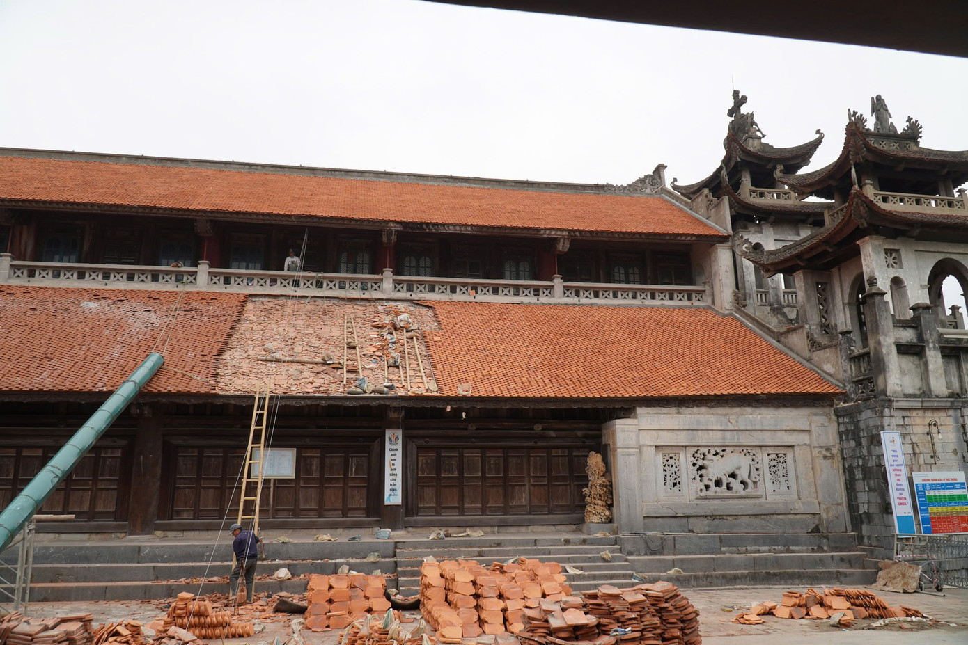 Những người thợ làm tích cực làm việc tại công trình Nhà thờ Phát Diệm. Ảnh: Đ.H. Những người thợ làm tích cực làm việc tại công trình Nhà thờ Phát Diệm. Ảnh: Đ.H.