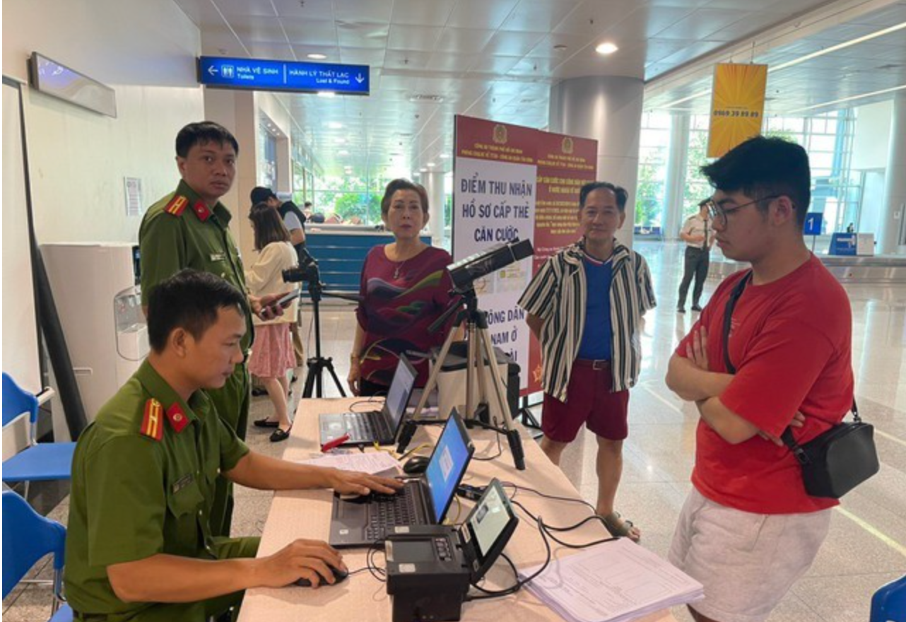 Công an TP HCM cấp căn cước tại Sân bay Quốc tế Tân Sơn Nhất. Ảnh minh hoạ. Công an TP HCM cấp căn cước tại Sân bay Quốc tế Tân Sơn Nhất. Ảnh minh hoạ.
