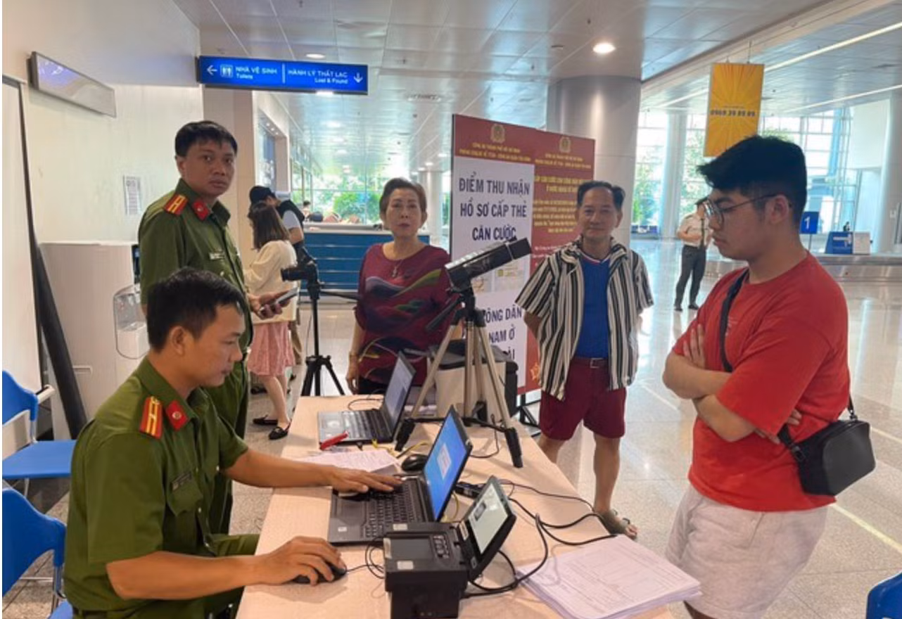 Công an TP HCM cấp căn cước tại Sân bay Quốc tế Tân Sơn Nhất. Ảnh minh hoạ.