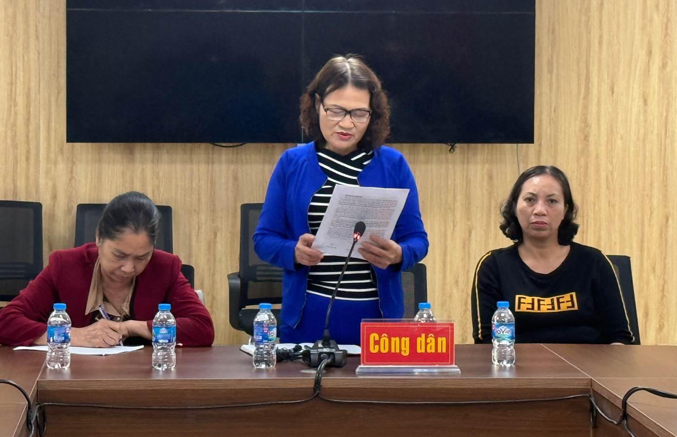 Đại diện cho khoảng 300 hộ dân có đất dịch vụ và đất tái định cư tại phường Phúc La, quận Hà Đông, thành phố Hà Nội trình bày vụ việc. Ảnh: TH