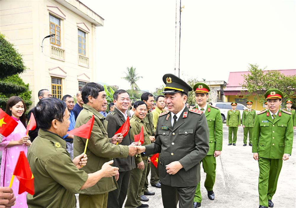 Thứ trưởng Trần Quốc Tỏ cùng Đoàn công tác đến thăm, kiểm tra, làm việc với Công an xã Hồng Quang. Ảnh: BCA. Thứ trưởng Trần Quốc Tỏ cùng Đoàn công tác đến thăm, kiểm tra, làm việc với Công an xã Hồng Quang. Ảnh: BCA.