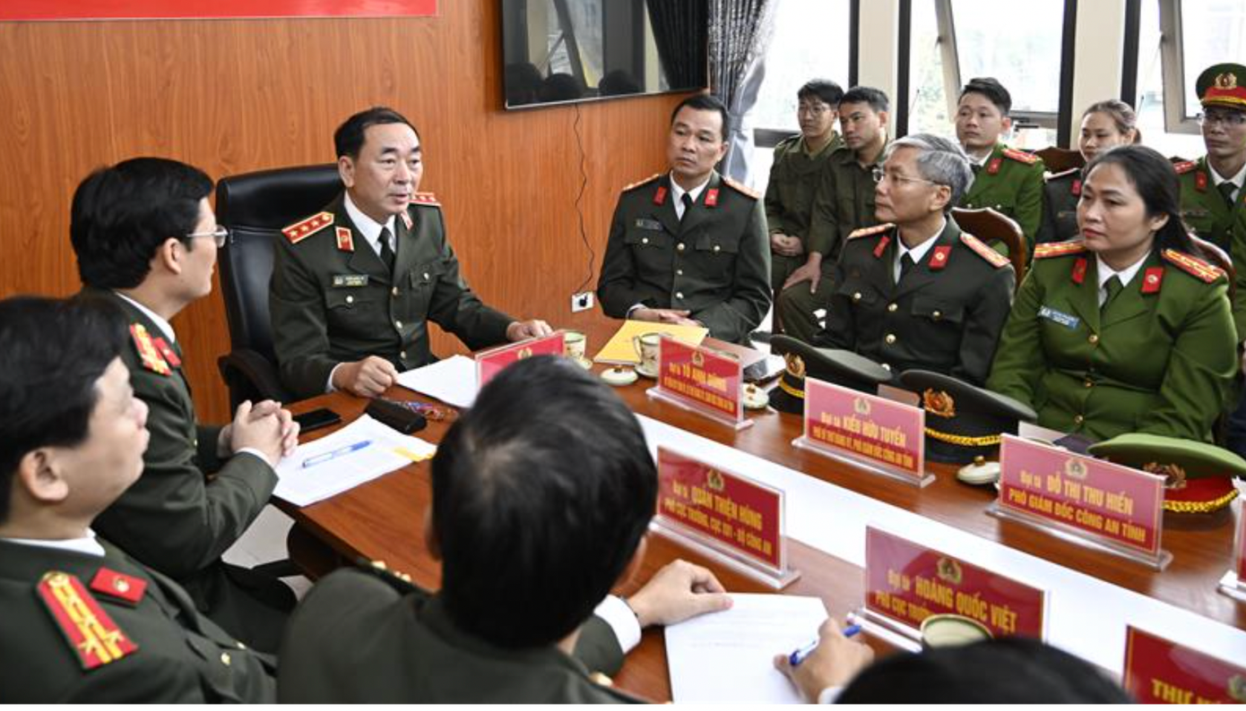 Thứ trưởng Trần Quốc Tỏ thăm và làm việc với cán bộ, chiến sĩ Công an xã Thanh Nghị. Ảnh: BCA. Thứ trưởng Trần Quốc Tỏ thăm và làm việc với cán bộ, chiến sĩ Công an xã Thanh Nghị. Ảnh: BCA.