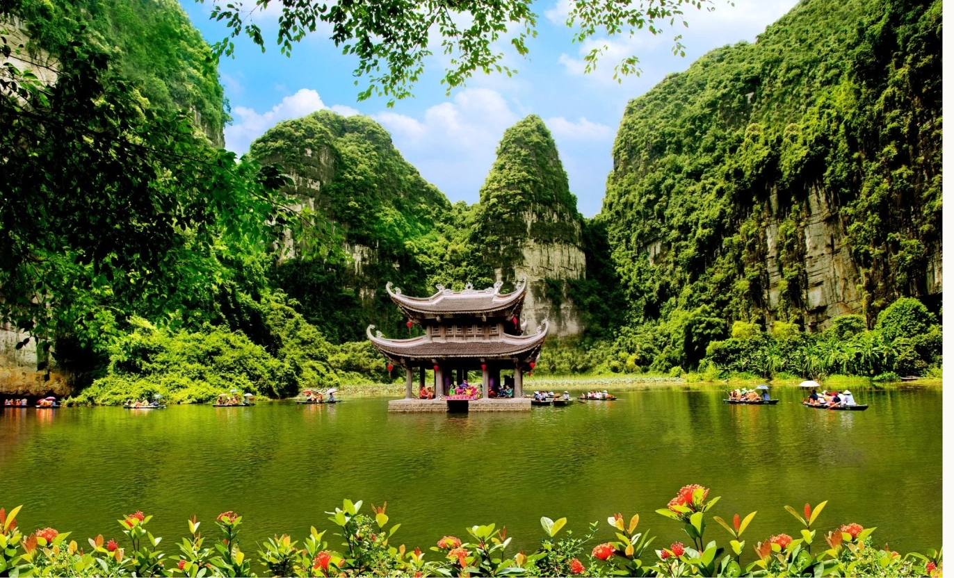 Thuỷ Đình là địa điểm được nhiều du khách check-in khi dạo quanh sông nước Tràng An. Thuỷ Đình là địa điểm được nhiều du khách check-in khi dạo quanh sông nước Tràng An.