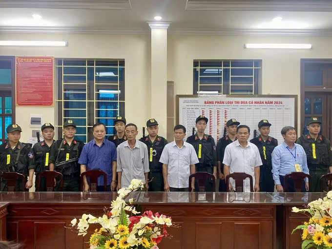 Cơ quan điều tra khởi tố, bắt tạm giam 5 cán bộ/nguyên lãnh đạo xã Nghĩa Hải (huyện Nghĩa Hưng) vào ngày 18/6/2024. Ảnh: CA. Cơ quan điều tra khởi tố, bắt tạm giam 5 cán bộ/nguyên lãnh đạo xã Nghĩa Hải (huyện Nghĩa Hưng) vào ngày 18/6/2024. Ảnh: CA.