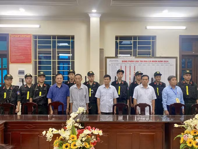 Cơ quan điều tra khởi tố, bắt tạm giam 5 cán bộ/nguyên lãnh đạo xã Nghĩa Hải (huyện Nghĩa Hưng) vào ngày 18/6/2024. Ảnh: CA. Cơ quan điều tra khởi tố, bắt tạm giam 5 cán bộ/nguyên lãnh đạo xã Nghĩa Hải (huyện Nghĩa Hưng) vào ngày 18/6/2024. Ảnh: CA.