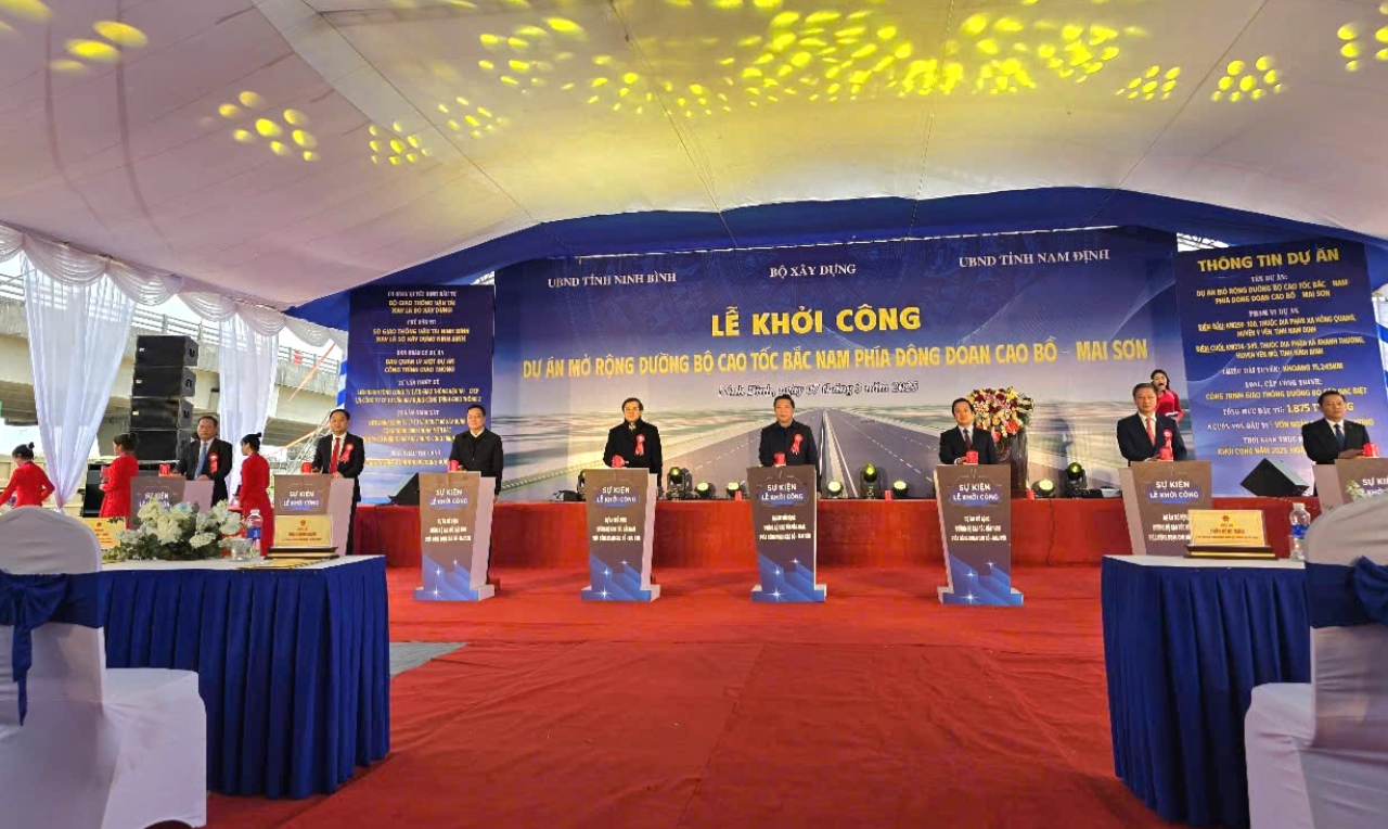 Các đại biểu bấm nút khởi công dự án mở rộng cao tốc đoạn Cao Bồ - Mai Sơn. Các đại biểu bấm nút khởi công dự án mở rộng cao tốc đoạn Cao Bồ - Mai Sơn.