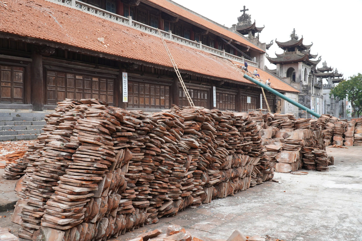 Ngói cũ được tháo dỡ. Ảnh: Đ.H. Ngói cũ được tháo dỡ. Ảnh: Đ.H.