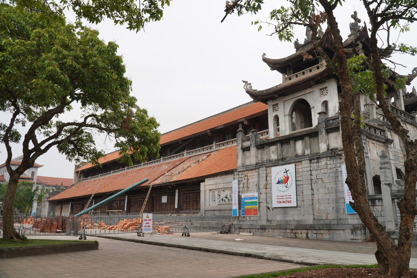 Nhà thờ Phát Diệm nhìn từ khu vực phía Đông. Ảnh: Đ.H. Nhà thờ Phát Diệm nhìn từ khu vực phía Đông. Ảnh: Đ.H.