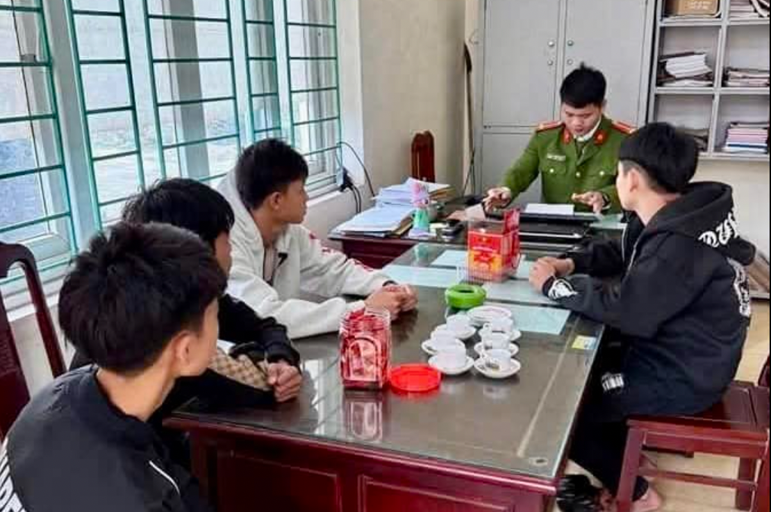 Các đối tượng tại cơ quan công an.